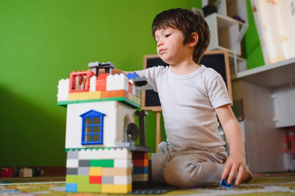 Pequeno Menino Criança Aborrecido Pensativo Triste Jogando Blocos Construção Coloridos — Fotografia de Stock