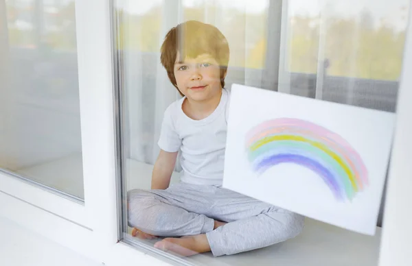 Kind Schildert Regenboog Tijdens Covid Quarantaine Thuis Jongen Bij Het — Stockfoto