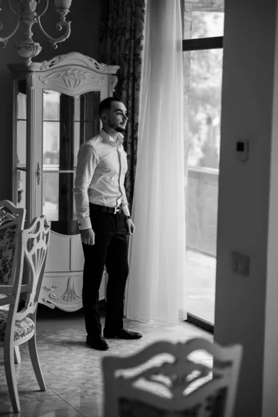 Αξιοσέβαστος Νεαρός Άνδρας Στέκεται Ένα Δωμάτιο Κλασικό Εσωτερικό Πολυτέλεια Ανδρική — Φωτογραφία Αρχείου