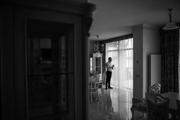 可敬的年轻人站在一间有古典室内装潢的房间里 男人的美 — 图库照片