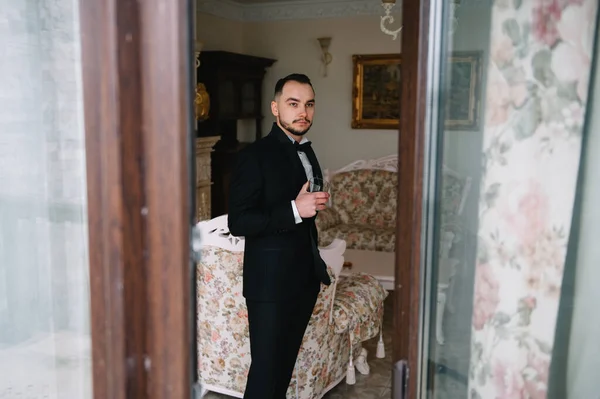 Κομψός Άντρας Κοστούμι Ποτήρι Αναψυκτικών Στέκεται Vintage Δωμάτιο Μόδα — Φωτογραφία Αρχείου