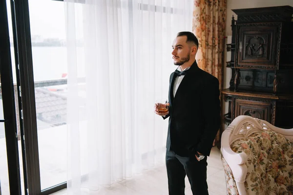 Elegante Uomo Giacca Cravatta Con Bicchiere Bevande Trova Camera Epoca — Foto Stock