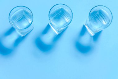 Beyaz arka planda su, beslenme ve sağlık hizmetleri konsepti, beslenme ve sağlık hizmetleri konsepti bulunan içki bardakları