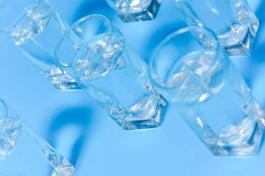 Renkli arkaplanda temiz su bardakları