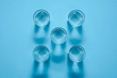 Renkli arkaplanda temiz su bardakları