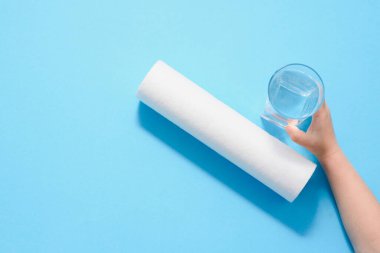 Filtre kartuşlarının arka planında bir bardak su
