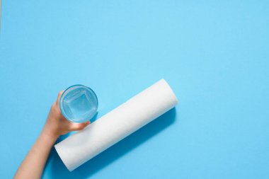 Çocuğun eli bir bardak su tutuyor. Temiz su kavramı. Evde su arıtma için filtreler