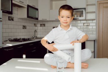 Mutfakta su içen tatlı bir çocuk. Su arıtma konsepti. Mutfak suyu filtreleri ve temiz su