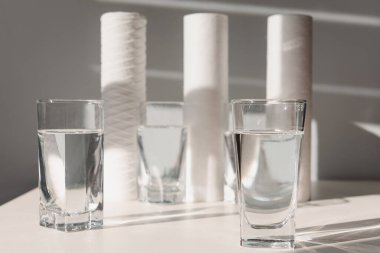 Su arıtma konsepti. Yeni su filtreleri ve temiz su bardakları. Sağlıklı beslenme. sağlık hizmetleri