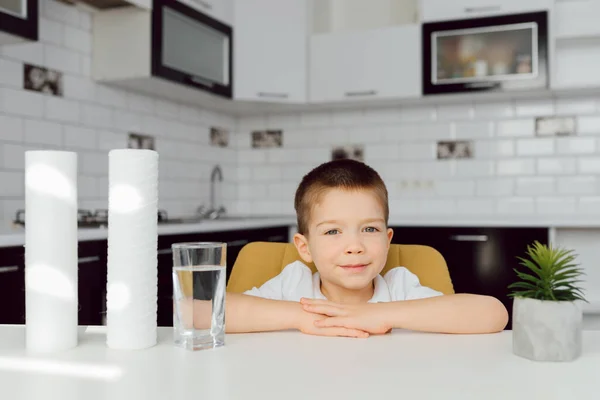 Bambino Cucina Beve Acqua Pulita Bicchiere Acqua Pulita Pegno Salute — Foto Stock