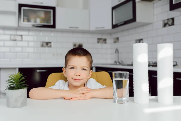 Bel Bambino Che Beve Acqua Cucina Concetto Trattamento Delle Acque — Foto Stock