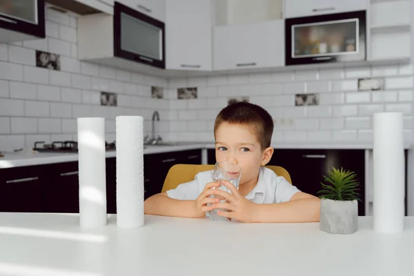 Bambino Cucina Beve Acqua Pulita Bicchiere Acqua Pulita Pegno Salute — Foto Stock