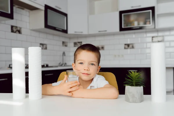 Bel Bambino Che Beve Acqua Cucina Concetto Trattamento Delle Acque — Foto Stock