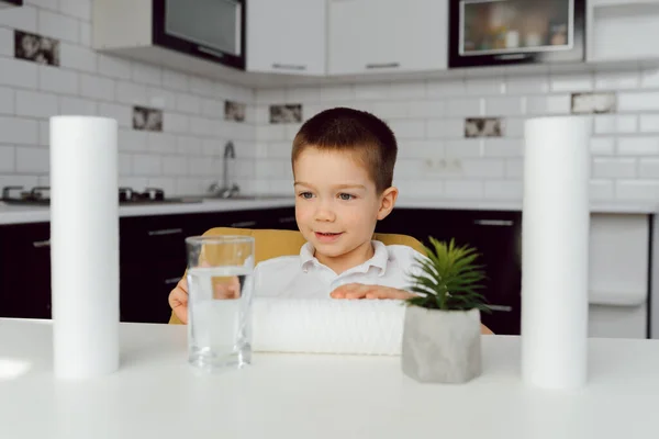 Bel Bambino Che Beve Acqua Cucina Concetto Trattamento Delle Acque — Foto Stock