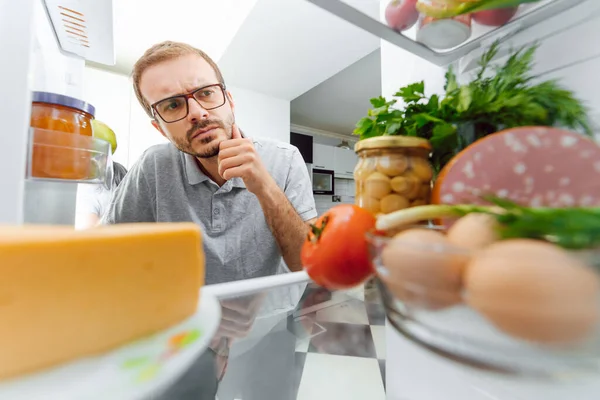 Homem Olhando Dentro Frigorífico Cheio Alimentos — Fotografia de Stock