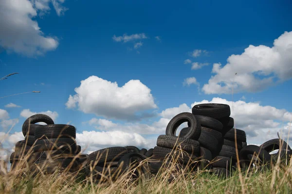 Neumáticos Viejos Usados Apilados Con Pilas Altas Concepto Contaminación Ambiental — Foto de Stock