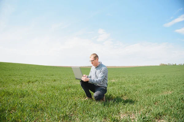 Dizüstü Bilgisayarı Olan Çiftçi Tarlada Buğday Denetliyor — Stok fotoğraf