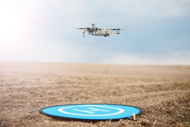 Beyaz Cirrus bulutlu mavi gökyüzüne karşı taşınabilir kuadkopter.