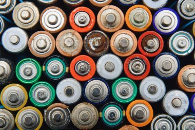 Birçok farklı üreticilerin kullandığı piller. Geri dönüşüm için eski piller.