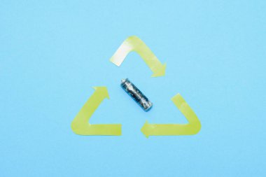 AA kullan ve çevre için zehirli olan pilleri ve toprağı yeşil arka planda düzgün bir şekilde imha et. Tehlikeli ve geri dönüşümlü maddelerin işlenmesi için teknoloji kavramı.