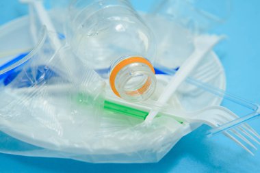 Sosyal çevre sorunu. Gezegenin plastik kirliliği. Mavi arka planda beyaz plastik. Ekolojik felaket. Çubuğun sıralanıp incelenmesi. Çevrede plastik atığı. Eko sorunu