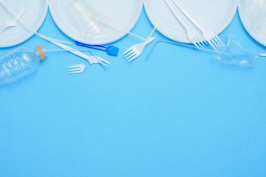 Sosyal çevre sorunu. Gezegenin plastik kirliliği. Mavi arka planda beyaz plastik. Ekolojik felaket. Çubuğun sıralanıp incelenmesi. Çevrede plastik atığı. Eko sorunu
