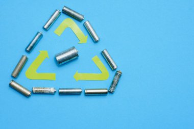Dağıtılmış eski kirli bataryalar ya da mavi arka planda aaa büyüklüğünde. Geri dönüşüm konsepti. Çevreyi koru. Alternatif enerji