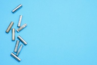 Dağıtılmış eski kirli bataryalar ya da mavi arka planda aaa büyüklüğünde. Geri dönüşüm konsepti. Çevreyi koru. Alternatif enerji