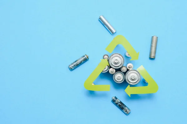 使用Aa 并在绿色背景下适当处置对环境和土壤有毒的电池 处理危险和可回收物质的技术概念 — 图库照片