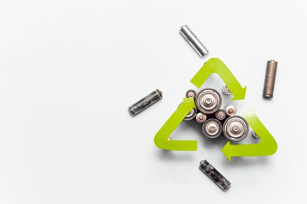 リサイクルサインのトップビューで使用されるバッテリー 環境への配慮の象徴 電池の分解生成物による汚染の危険性 — ストック写真