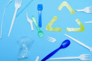 Mavi arka planda plastik atık toplama. Plastik ve ekolojinin geri dönüşümü kavramı. Düz yatış, üst görünüm