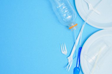 Sosyal çevre sorunu. Gezegenin plastik kirliliği. Mavi arka planda beyaz plastik. Ekolojik felaket. Çubuğun sıralanıp incelenmesi. Çevrede plastik atığı. Eko sorunu