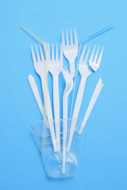 Plastik atıklar, mavi arka planda plastik kaplar, düz bir döşeme. Tek kullanımlık plastiğe hayır de. Ekoloji çevresel bakımı. Metin için alanı kopyala.