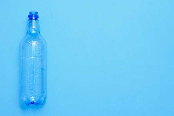 Gebruikte Plastic Flessen Blauwe Achtergrond Recyclingconcept — Stockfoto