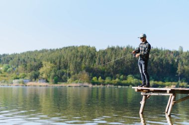 Yazın balık tutan bir adam balık tutar.