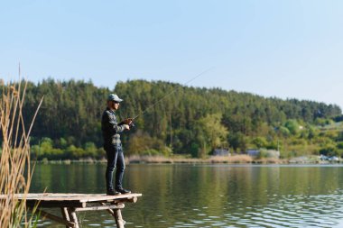 Yazın balık tutan bir adam balık tutar.