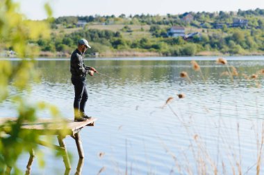 Yazın balık tutan bir adam balık tutar.