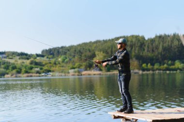 Yazın balık tutan bir adam balık tutar.