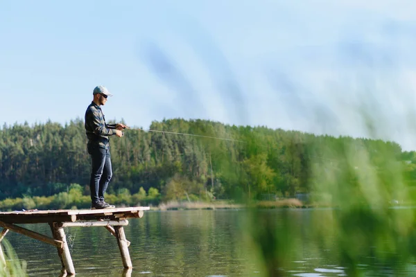 Чоловік Ловить Рибу Обертовій Риболовлі Влітку — стокове фото