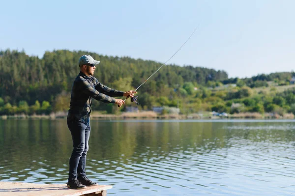 Uomo Cattura Pesce Una Pesca Filatura Estate — Foto Stock