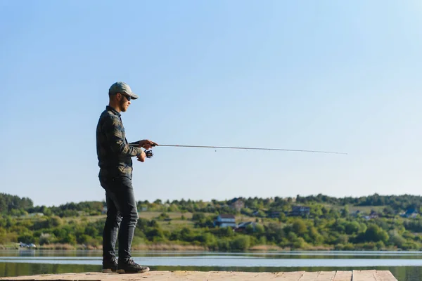 Uomo Cattura Pesce Una Pesca Filatura Estate — Foto Stock