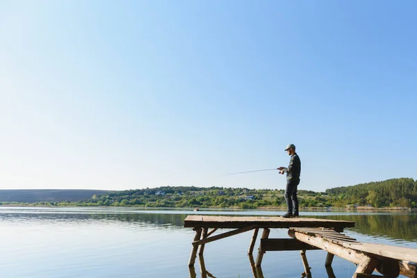 Uomo Cattura Pesce Una Pesca Filatura Estate — Foto Stock