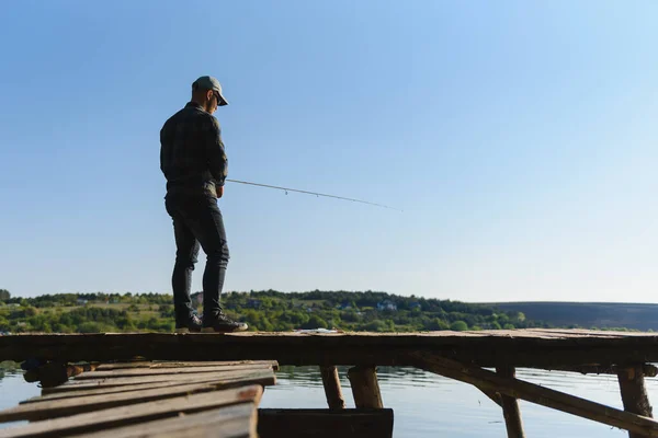 Een Man Vangt Een Vis Een Draaiende Visserij Zomer — Stockfoto