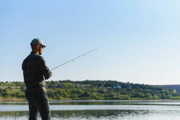 Uomo Cattura Pesce Una Pesca Filatura Estate — Foto Stock