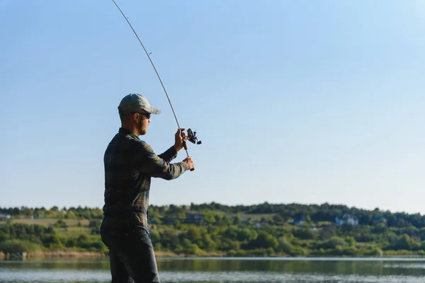 Pesca River Pescatore Con Una Canna Pesca Sulla Riva Del — Foto Stock