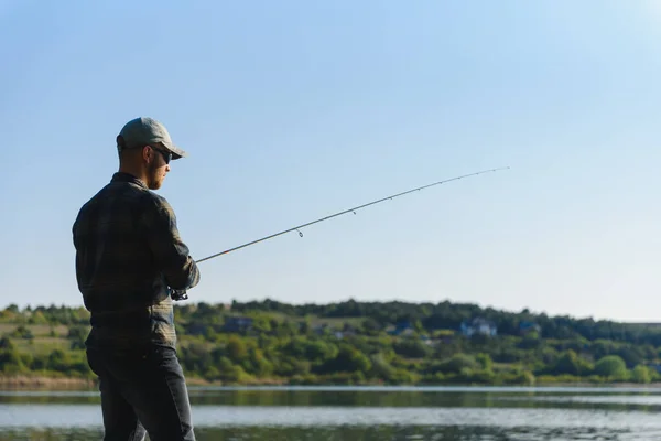 Uomo Cattura Pesce Una Pesca Filatura Estate — Foto Stock