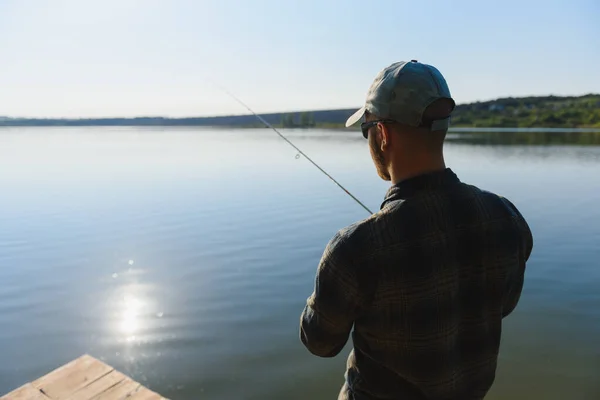 Pesca Rio Pescador Com Uma Vara Pesca Margem Rio Homem — Fotografia de Stock