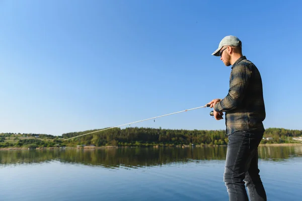 Ένας Άντρας Πιάνει Ένα Ψάρι Στο Ψάρεμα Καλοκαίρι — Φωτογραφία Αρχείου