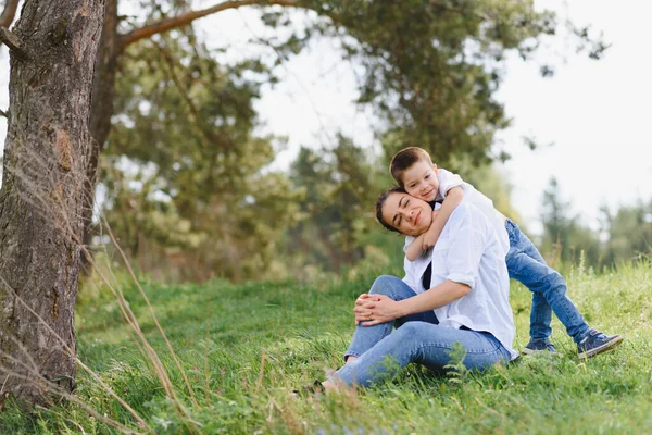 Lycklig Familj Mor Med Son Barn Leker Kul Tillsammans Gräset — Stockfoto