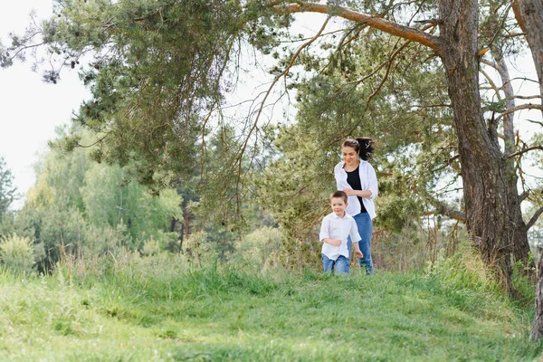 Счастливая Молодая Мама Играет Своим Ребенком Парке Зеленой Лужайке Счастье — стоковое фото